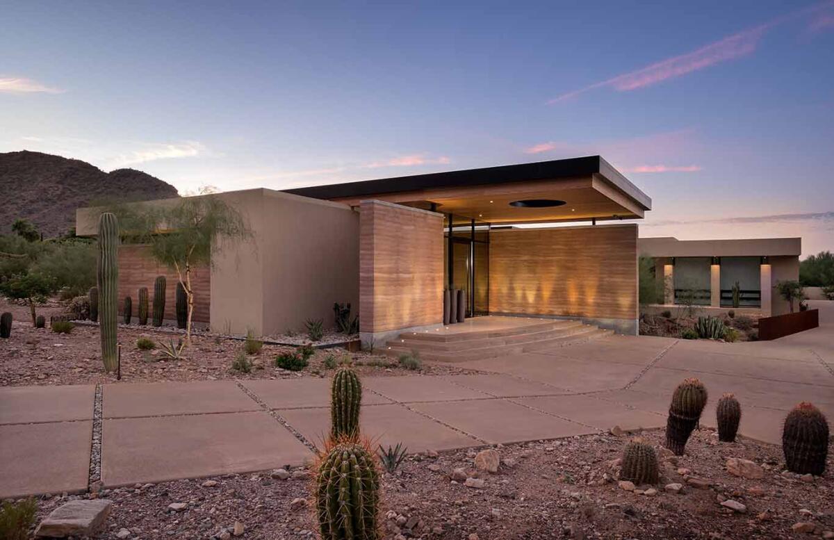 العمارة الصحراوية المبتكرة: كيف يُصمم المعماريون مباني تتحدى حرارة السعودية